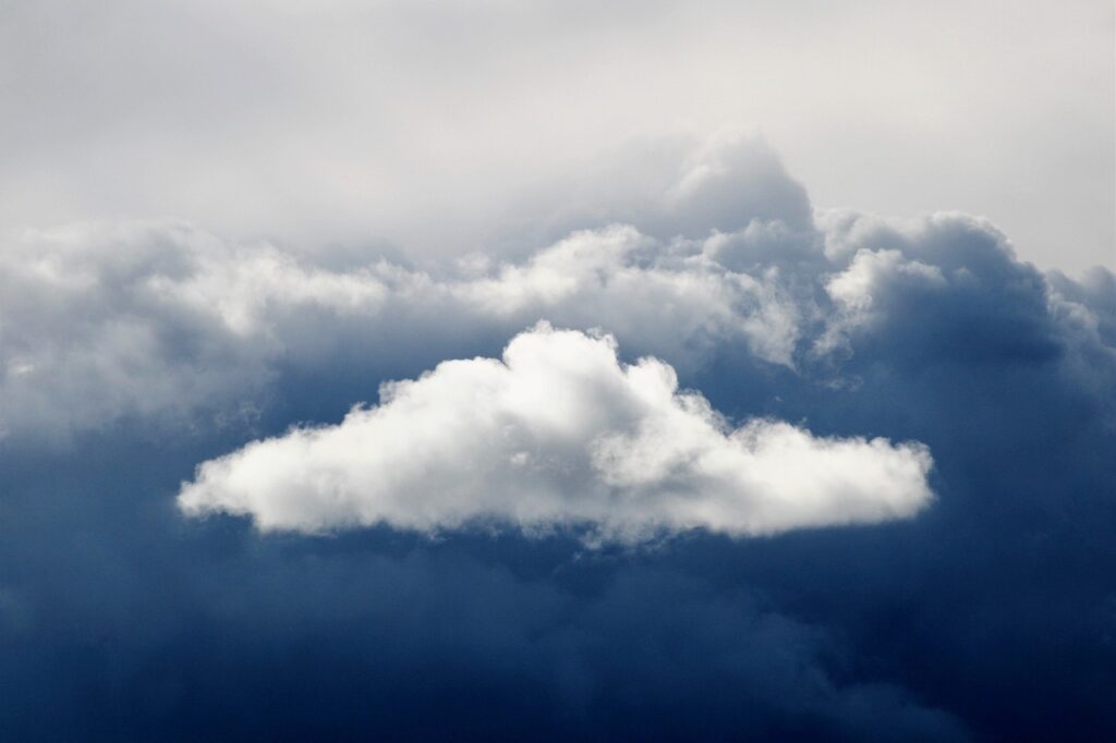 Weiße Wolken über dunklen Wolken