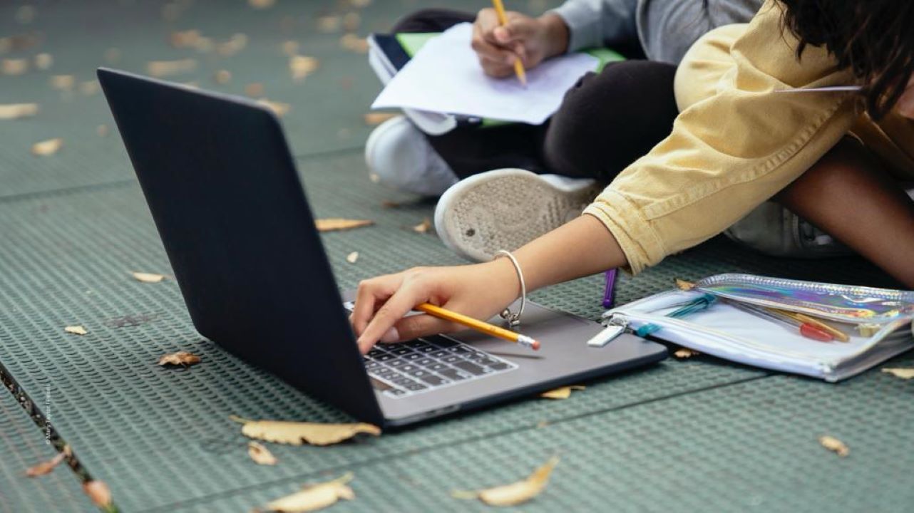 Zwischen Overheadprojektor und Internetpornografie: Braucht jede Schule eine*n Medienpädagog*in?
