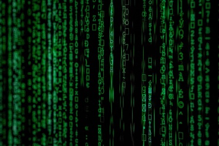 Ein Ausschnitt eines Computer Bildschirms der grüne Zahlen und Buchstaben auf einem schwarzen Hintergrund zeigt.