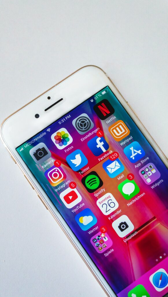 Ein Smartphonebildschirm mit verschiedenen App-Icons auf dem Homebildschirm. 